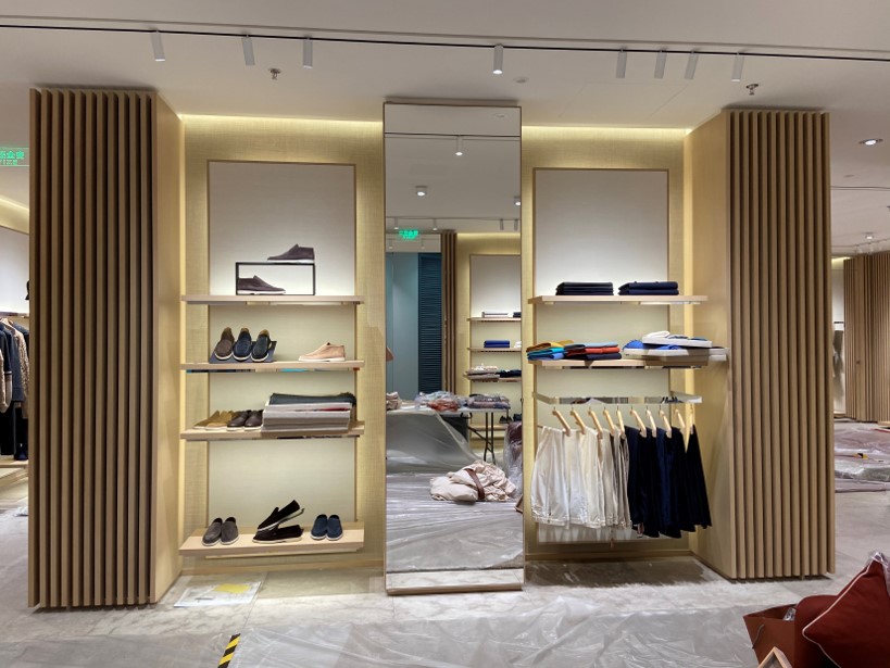 Fashion retail display lighting project with track lights for shoes and bags Fashion retail display lighting project with track lights for shoes and bags